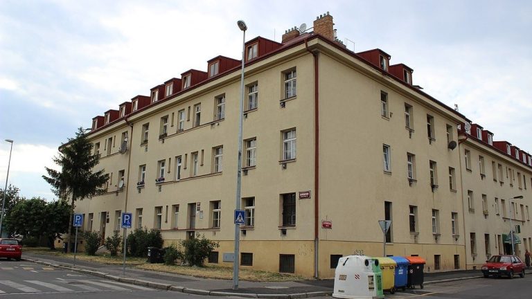 Tohle tu ještě nebylo: Známá česká firma nabízí byt zadarmo už od 1. října 2023 1 byt bytovka dum ulice