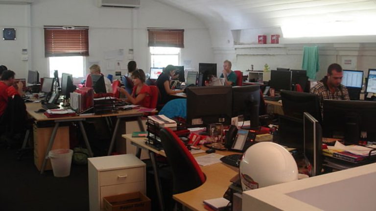 kancelar lide zamestnanci prace