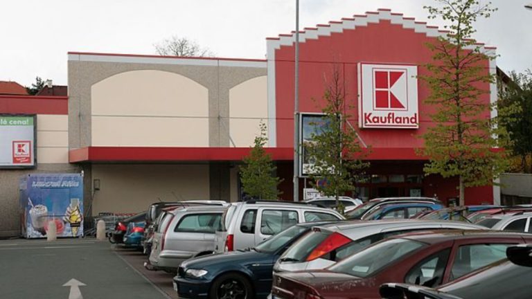 Perlivé víno frizzante, které prodával Kaufland, může lidem vybouchnout před očima. Řetězec radí produkt zlikvidovat 1 kaufland obchod parkovsite