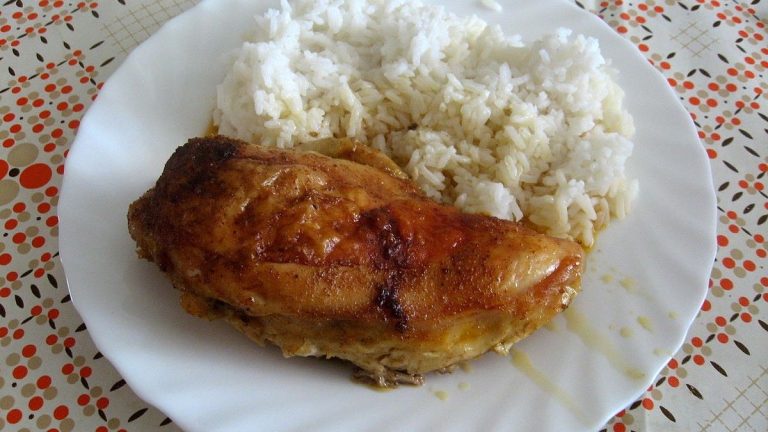 Oběd v restauraci za 50 Kč: Češi ji berou útokem. Porce, chuť a ceny jsou bezkonkurenční 1 kure ryze kure s ryzi pecene grilovane obed jidlo talir