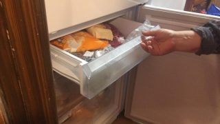 Všechny tyhle potraviny se smí jíst i prošlé. Výrobci potravin nechtějí, abychom to věděli. Češi tím šetří tisíce korun