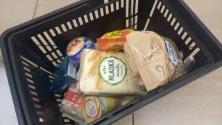 Jedna z nejdůležitějších potravin Čechů zřejmě nikdy nezlevní. Zákazníci v obchodech nabíhají dělat si zásoby. Bude to zlé