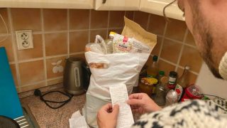 Tuhle potravinu si kupujeme všichni. Teď se zjistilo o kolik zdraží. Kdo o tom nebude vědět, ten se v obchodech brzy nedoplatí