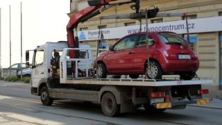 Zákaz parkování auta na ulici: Kdo to udělá, tomu bez milosti odtáhnou jeho vůz a vyfasuje tučnou pokutu
