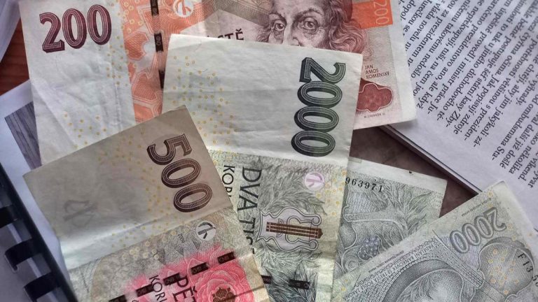 Finanční úřad vám možná dluží až 100 000 Kč. Musíte se jim ale ozvat do 31. prosince. Kdo to neudělá, peníze už nikdy neuvidí 1 penize bankovky 2