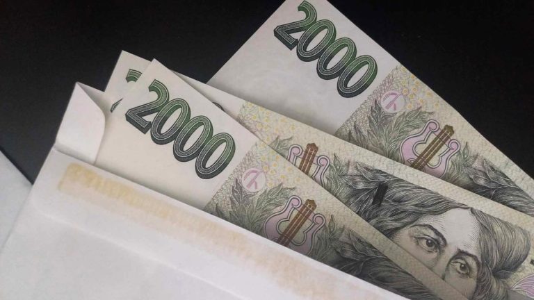 Češi mají do konce srpna čas získat od státu 180 000 Kč na nový spotřebič. Čas se krátí 1 penize bankovky obalka