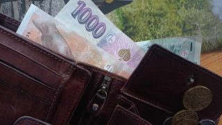 Máte v peněžence tuhle nenápadnou českou bankovku? Honem se podívejte, dostanete za ní přes 400 000 Kč