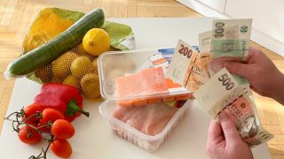 Nová daň na potraviny: Ceny v obchodech budou brzy neúnosné. Lidé si začínají dělat zásoby