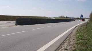 Nový pruh na silnicích: Řidiče pošle rovnou do protisměru. Život ohrožující věc, nebo spořič času?