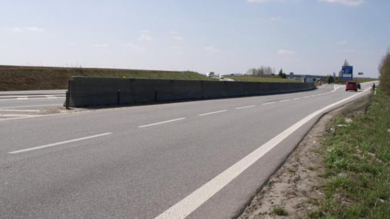 Nový pruh na silnicích: Řidiče pošle rovnou do protisměru. Život ohrožující věc, nebo spořič času? 1 silnice jizdni pruh