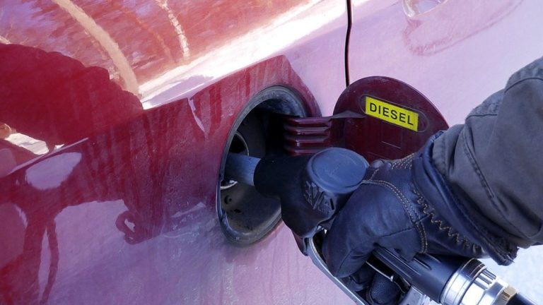 Řidiči, pozor: Na benzínkách je nové palivo určené jen pro některá auta. Kdo ho natankuje do špatného vozu, tomu se poškodí motor 1 tankovani benzinka benzinova cerpaci stanice benzin nafta auto 1