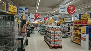 Chodíte nakupovat do Tesca? Pokud patříte do této věkové skupiny, máte nově nárok na obrovskou slevu na všechno