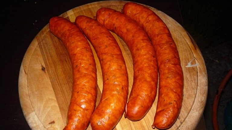 uzeniny klobasy parky jidlo