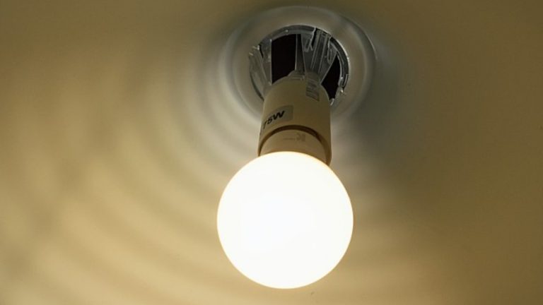 Plošný zákaz svítit večer a v noci: Od kdy zákaz platí a koho se týká? Vše jsme pro vás zjistili 1 zarovka svetlo sviceni