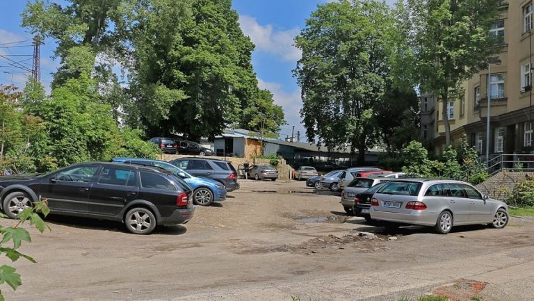 auta parkoviste auto