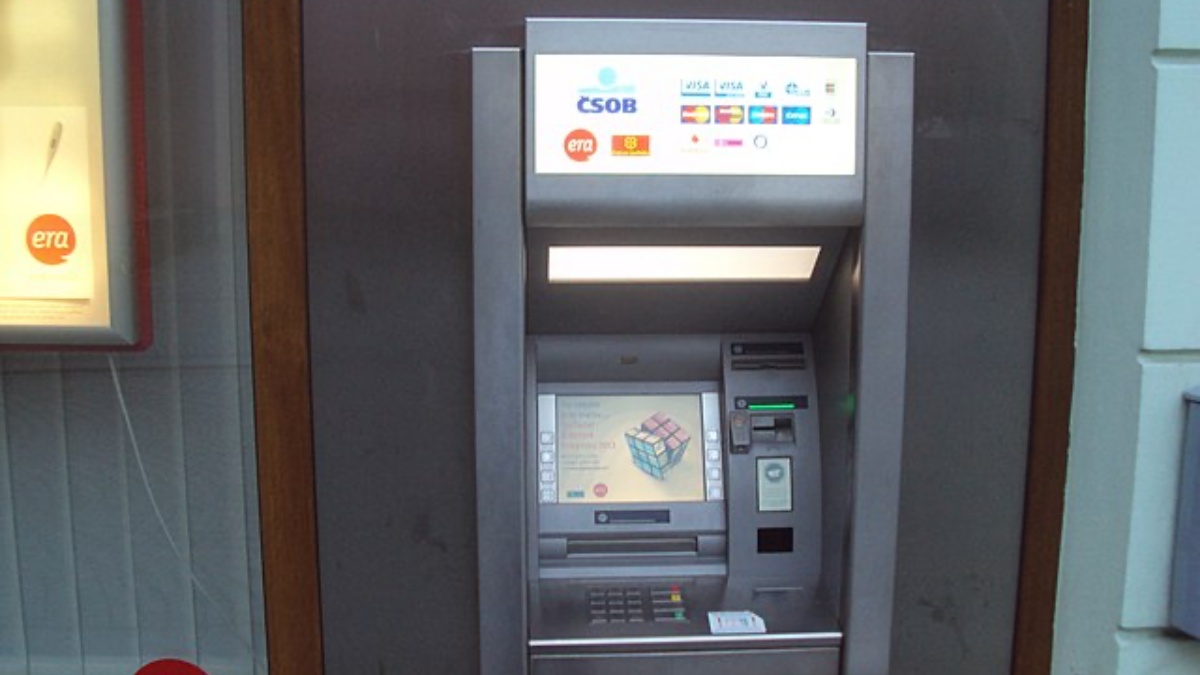 Jedna z největších českých bank zavádí poplatek za to, že si vložíte peníze na účet. Klienti jsou rozhořčeni