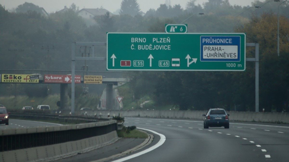 Řidiči se mohou vyhnout zdražení dálniční známky: Kdo ji koupí do konce roku, ušetří až 130 Kč