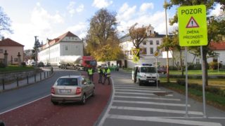 Používáte správně pruhy na silnicích a dálnicích? Zákon mluví jasně – pokud ne, čeká vás masivní pokuta od policie