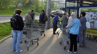 Lidl právě rozjel extrémní slevy na oblíbené produkty. Lidé jsou jako poblázněni, obchody berou útokem