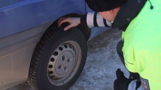 Řidiči musí mít od 1. listopadu přezuto na zimní pneumatiky. V opačném případě jim může hrozit pokuta až 2 000 Kč