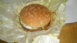 Kousl si do burgeru z McDonaldu a nevěřil svým očím. To, co v něm našel, by nenechalo klidným ani vás