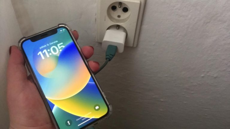 mobil telefon nabijeni zasuvka