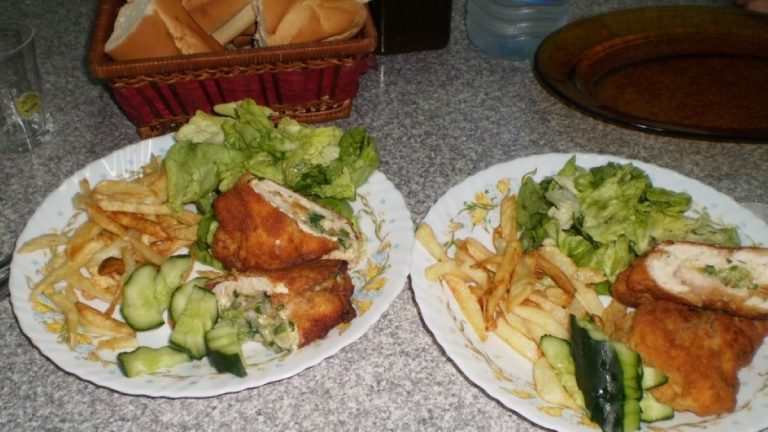 Všemi milované jídlo bude dražší o 100 %: Cenovka za jednu porci vás odrovná. Nově bude jenom pro bohaté 1 oned jidlo restaurace rizek hranolky