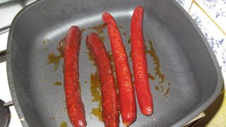 Oblíbené párky, které se prodávaly po kilech, jsou extrémně nebezpečné. Všichni, kdo si je koupili je musí neprodleně vyhodit