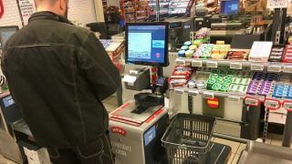 Kdo si bude chtít koupit v obchodě kávu, musí nejdřív poprosit. Jinak mu ji neprodají