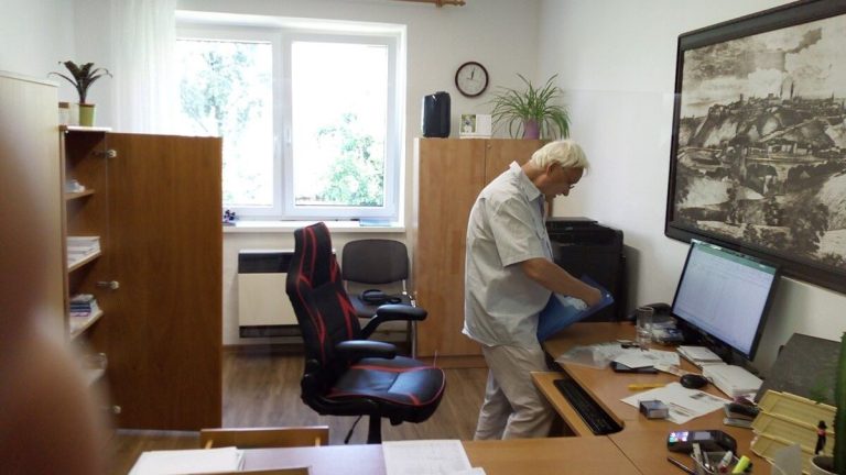 Stát rozjel drsné vyhazovy zaměstnanců. Kdo všechno ze státní správy skončí bez práce? 1 prace zamestnani kancelar kancelar senior