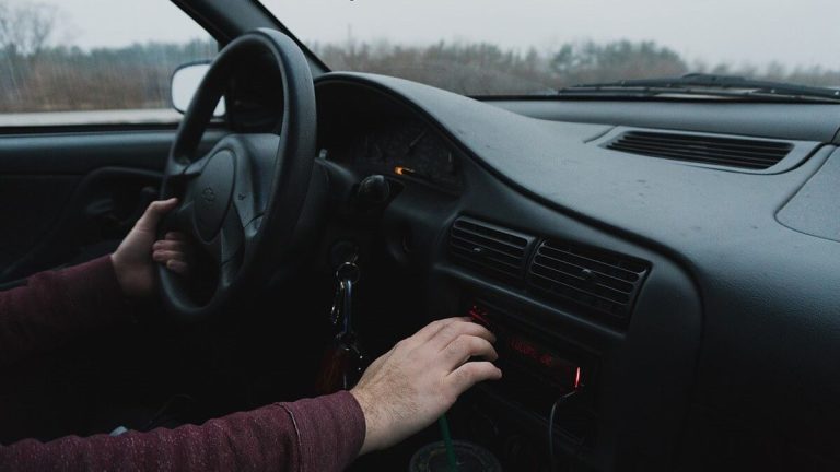 Řídíte v autě se správnou obuví? Pokud ne, můžete schytat pokutu až 5 000 Kč 1 ridic auto rizeni volant