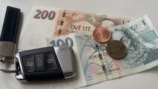 Za každý ujetý kilometr na silnici budou řidiči platit poplatek. Státu dochází peníze, schytají to řidiči