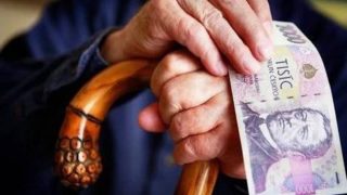Jedna skupina seniorů získá od státu bonus 2985 Kč měsíčně. Kdo všechno má na štědrý příspěvek nárok?