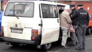 Tohle se může stát zítra i vám: Senior jel poklidně v autě a během chvíle přišel o 50 000 Kč. Policie už vydala varování