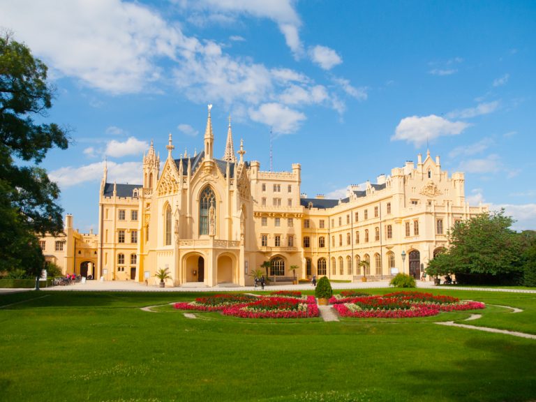 Ubytování Lednice: Okouzlující Jižní Morava s vínem a zámeckými příběhy 1 shutterstock 376555144