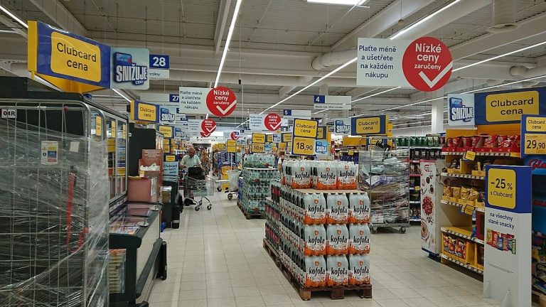Jedna skupina Čechů má v Tescu nárok na obrovské slevy. Patříte k nim i vy? Pospěště si, než nabídka skončí 1 slevy tesco obchod nakupovani akce supermarket