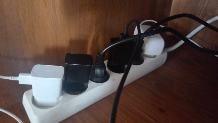 Hasiči varují: Tohle jsou nejvíc nebezpečné spotřebiče. Nemáte je náhodou doma? 1 zasuvky kabely elektrina zasuvka prodluzka nabijecka nabijecky