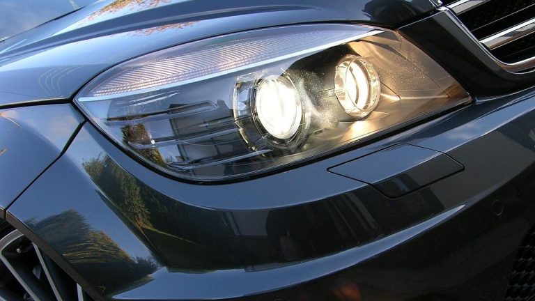 Používáte na autě tato světla? Policie vám za to bez diskuze vezme řidičák a napaří pokutu 25 000 Kč 1 auto svetla sviti sviceni