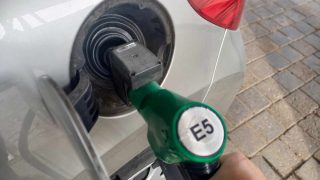 Máte auto starší 15 let? Na některých místech máte zakázáno si natankovat. Jde o nové nařízení