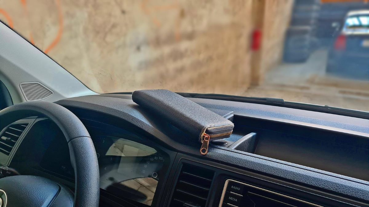 Řidiči za čelním sklem vozí jednu věc, která jim u policejní kontroly často zavaří. Padají pokuty ostošest