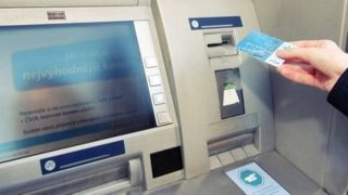 Známá česká banka napálila Čechům brutální poplatky. Nedoplatíme se. Budete muset odevzdat peníze i vy?