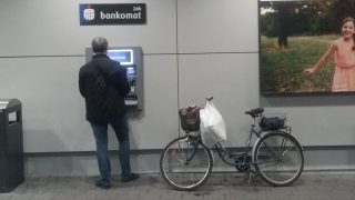 Pozor: Vybíráte si peníze z bankomatu? Ve hře je nový brutální poplatek. Zmáčknete špatně jedno tlačítko a už se vezete