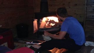Topíte doma tímto dřevem z lesa? Raději toho okamžitě nechte, hrozí za to dokonce vězení