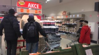 Už brzy přijdou brutální slevy v známém obchodním řetězci: Potraviny za polovinu ceny. Kdo dřív přijde, ten dřív bere