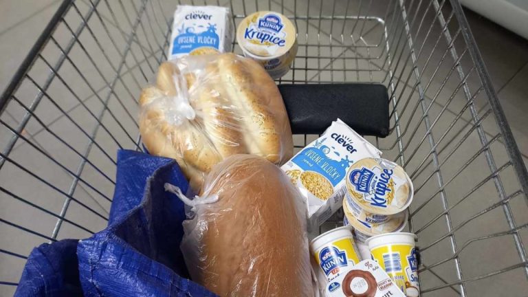 Oblíbená pochoutka všech Čechů extrémně zdražila. Kdo si ještě teď neudělá zásoby, brzy se nedoplatí. Cena poletí ještě výš 1 nakupni kosik potraviny supermarket nakupovani