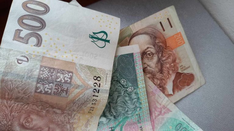 Zjistilo se, kterým Čechům vláda v roce 2024 sáhne do peněženky. Vezmou si od vás až 34 600 Kč, peníze už nikdy neuvidíte 1 penize bankovky 4