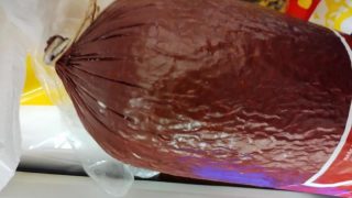 Inspektoři na Pardubicku našli plesnivý salám Vysočina, který byl volně v prodeji. Lidé by ho neměli konzumovat