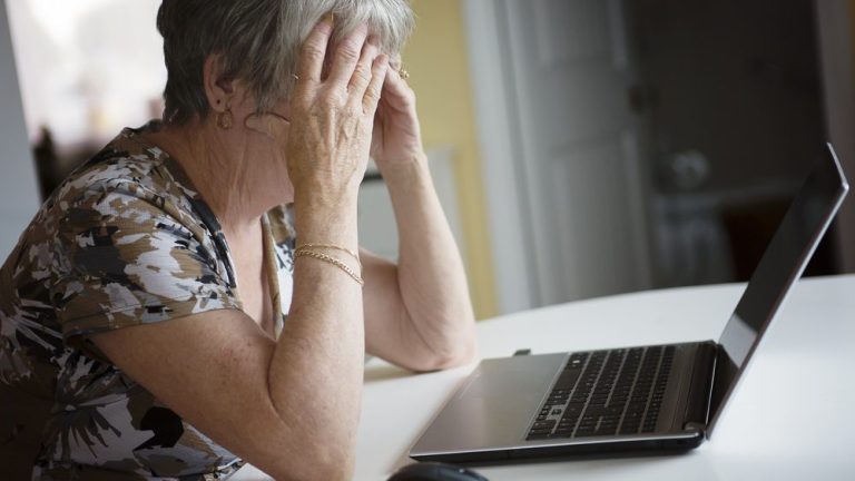 Nový podvod na českém internetu. Žena přišla o 150 000 Kč mrknutím oka. Hrozí to i dalším lidem 1 seniorka pocitac edited