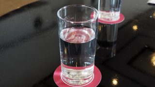 Kohoutková voda v restauraci za 5 000 Kč: Čeští hospodští už se dočista pomátli. Za tohle jim někdo opravdu zaplatí?