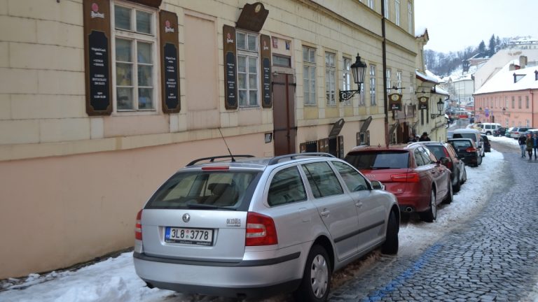 Statisíce majitelů aut budou v roce 2024 platit brutální poplatek. Vyhnout se tomu nepůjde. Dotkne se to i vás? 1 auta auto mesto silnice